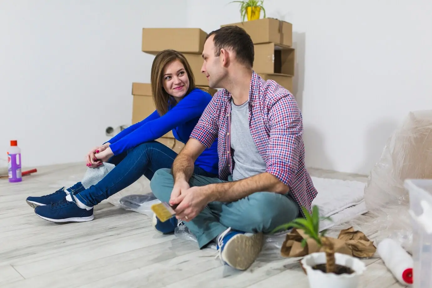 Ein Paar beim Renovieren