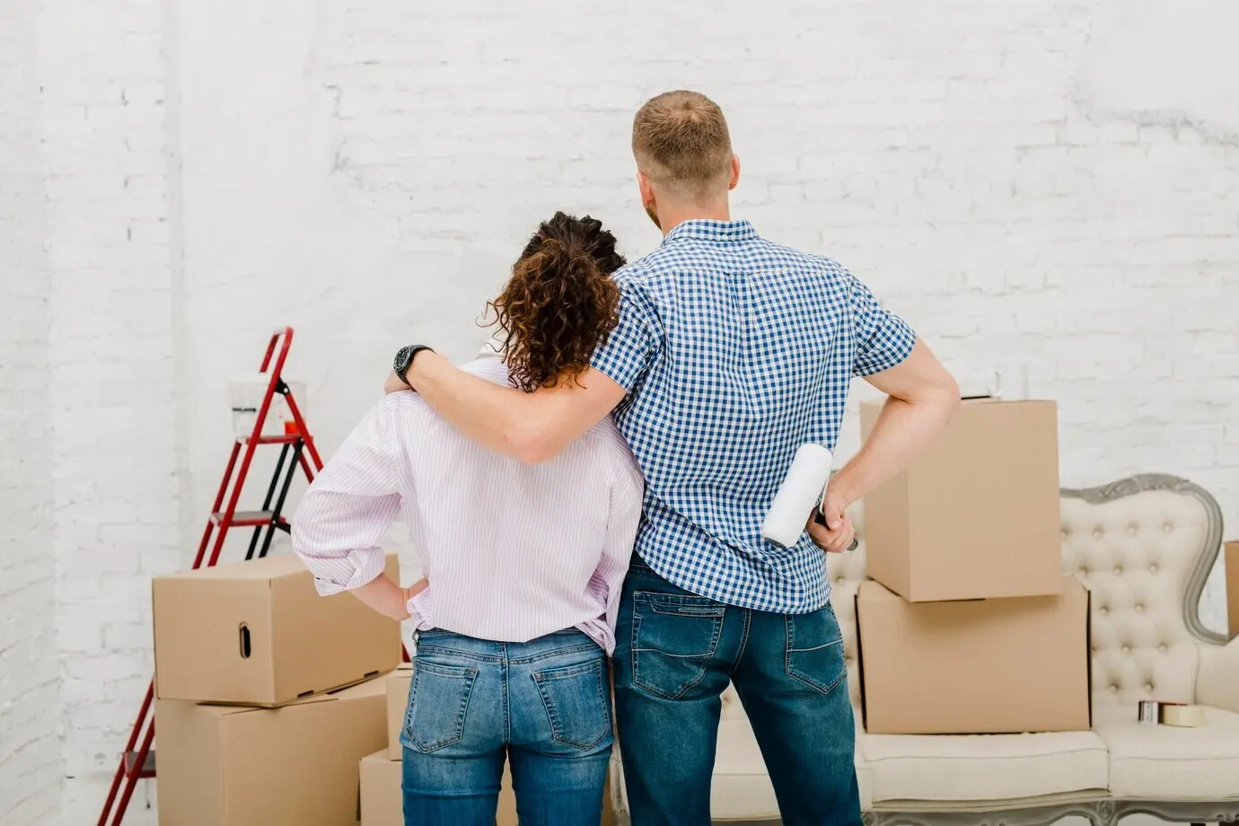 Ein Paar schaut eine bemalte Wand an.